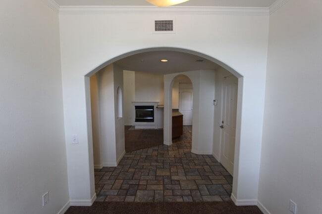 Building Photo - Light-Filled 2 Bed / 2 Bath Condo | 1,104 Sq Ft | Fireplace | Private Balcony