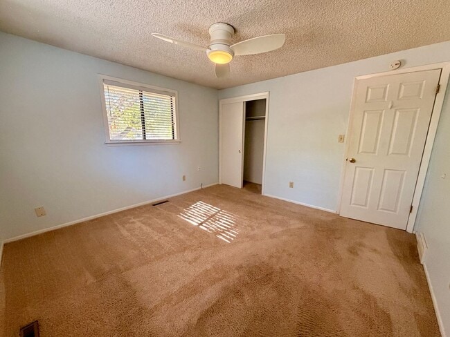 Building Photo - Amazing 3bed/2 bath with finished basement.