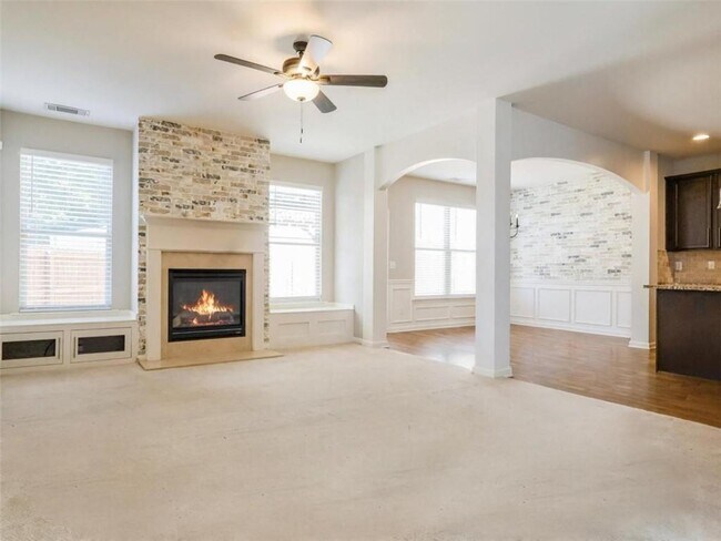 Building Photo - 204 Highland Village Ln