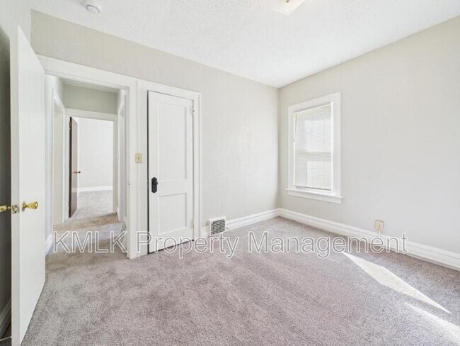 Building Photo - 533 Gage St