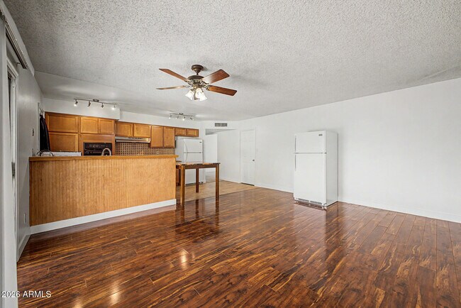 Building Photo - 1623 E Del Rio Dr