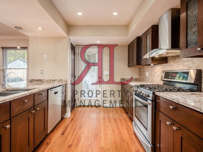 Building Photo - 362 W 4th Ave