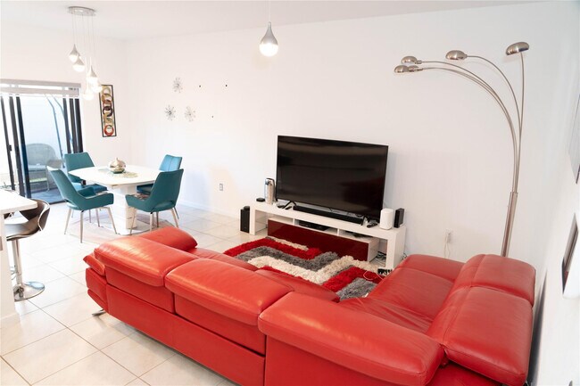 Building Photo - 1176 SW 7th Ct