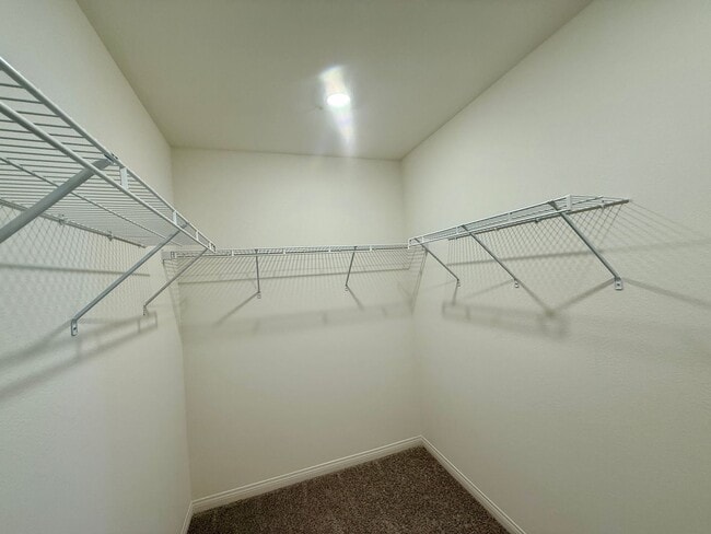 Building Photo - Modern 3BR Home - Prime Location