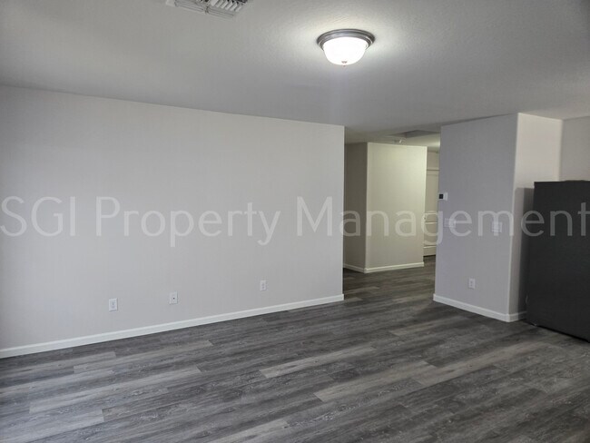 Building Photo - 1048 W Verde Ln