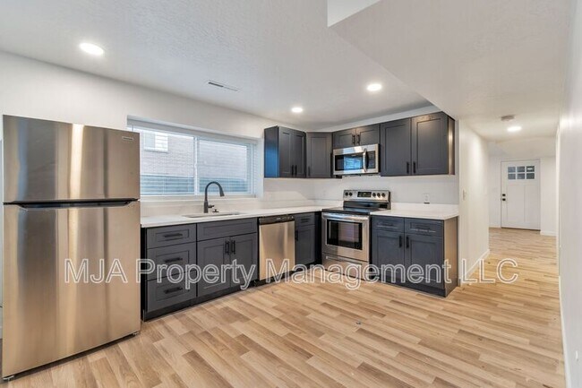 Building Photo - 2642-2642 S 800 E