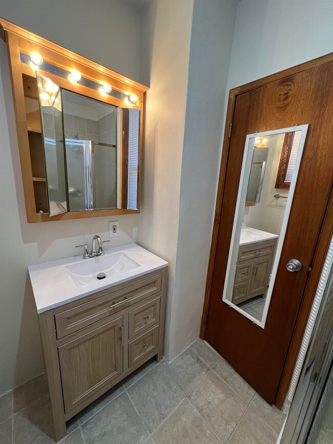 Building Photo - 220 Bay St