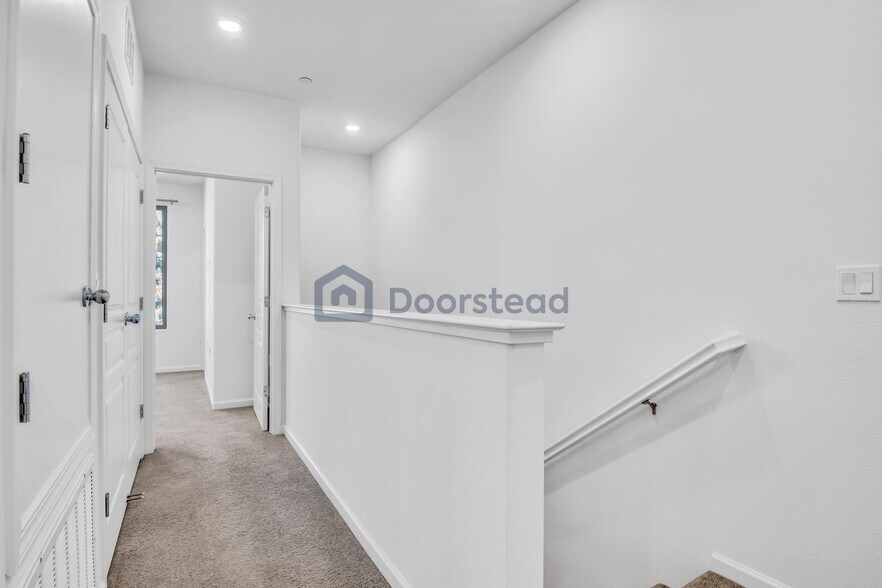 Building Photo - 25443 Parklane Dr