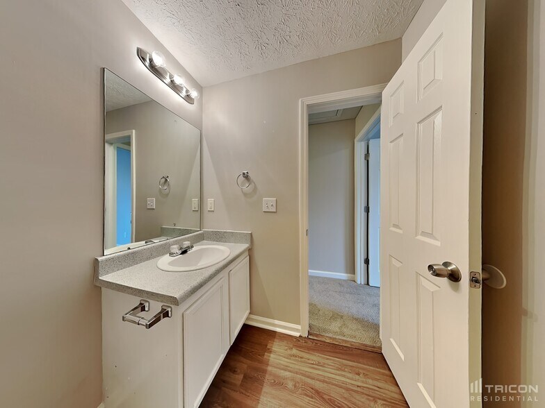 Building Photo - 734 Trickle Ln