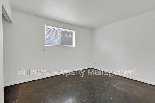 Building Photo - 1333 E Donner Dr