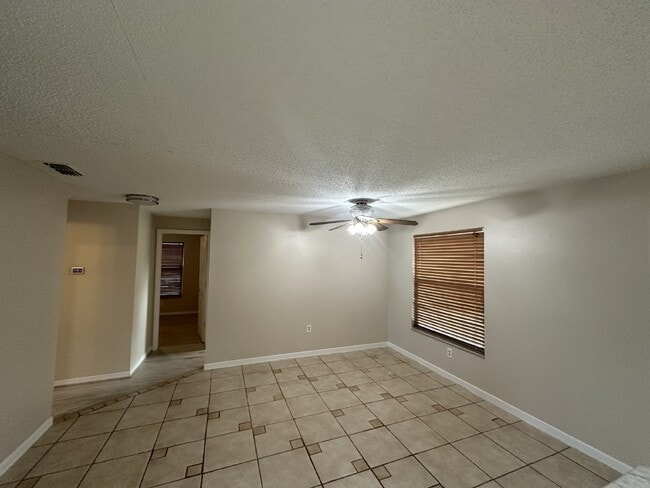 Building Photo - Convenient location close to everything!