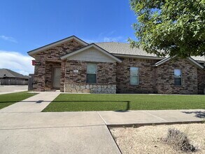 Building Photo - Beautiful 3/2/2 townhome on a corner lot!