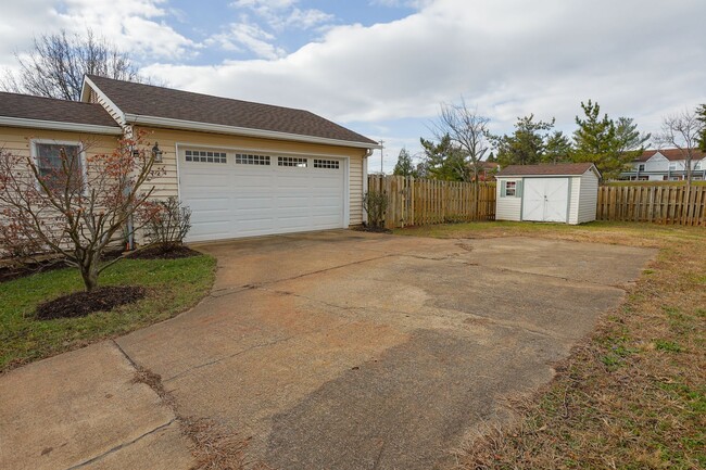 Building Photo - Large single family 4 bed, 2 1/2 +1/2 bath...