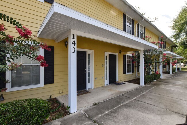 Building Photo - Wood's Edge South Townhouse – 2BR/2BA with Over 1,000 Sq. Ft. | Pet Friendly & Prime Location!