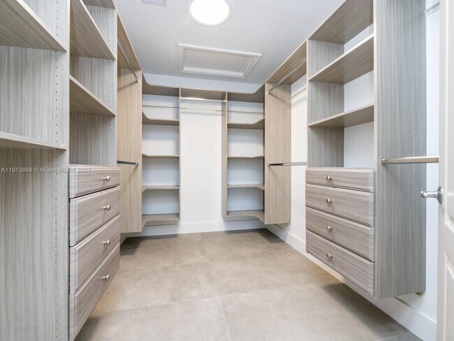 Building Photo - 20729 NE 32nd Ave