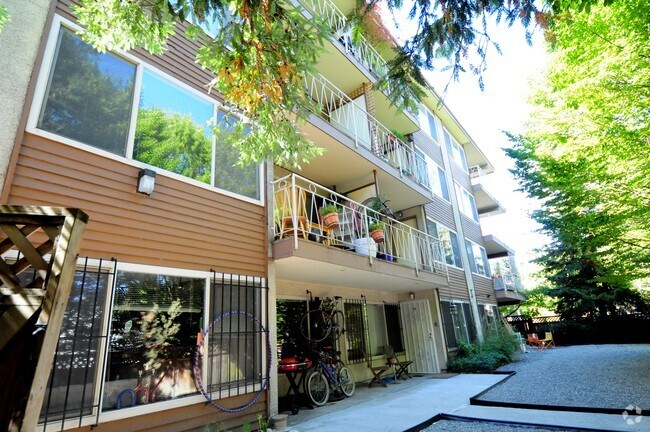 Building Photo - Thomas Manor Apartments
