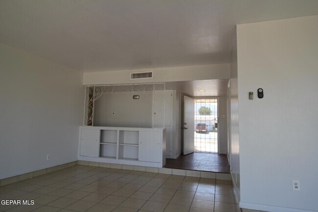 Building Photo - 317 Thunderbird Dr