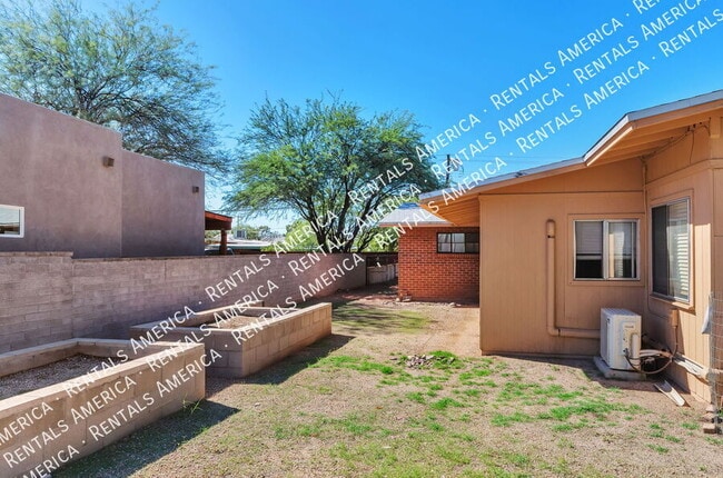 Building Photo - 2118 N Rita Ave