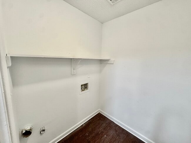 Building Photo - 5825 Plum Valley Dr