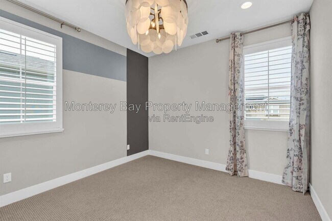 Building Photo - 240 Bungalow Dr