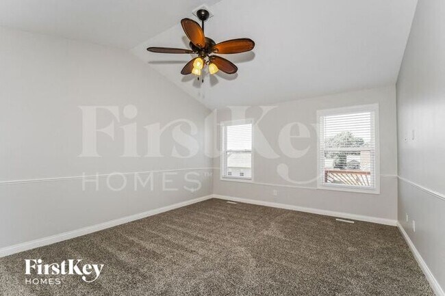 Building Photo - 520 Sceptre Rd