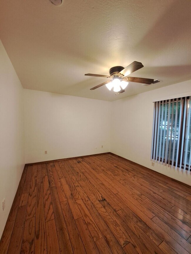 Building Photo - MOVE IN SPECIAL: Half OFF the 1st Month's ...