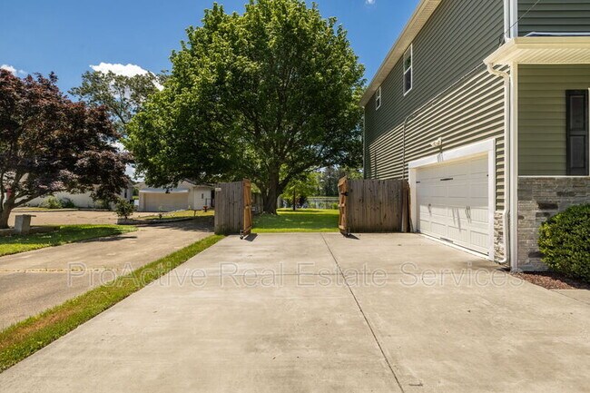 Building Photo - 615 Roland Dr