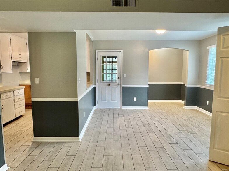 Building Photo - 697 Chatsworth Dr