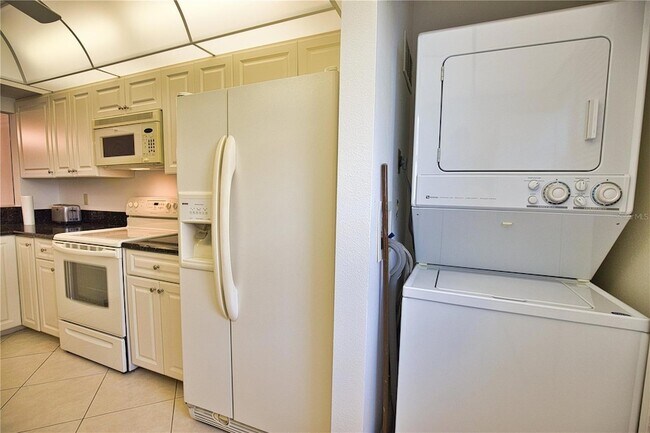 Building Photo - 766 Village Cir