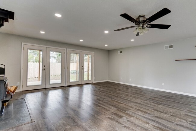 Building Photo - Spacious 3 Bedroom 2 Bath in desirable neighborhood