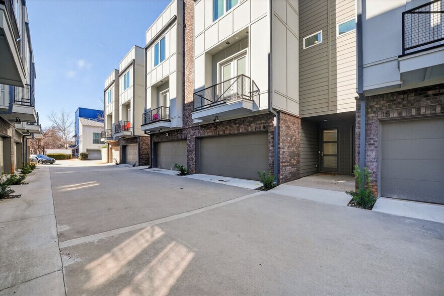 Building Photo - 1680 Memorial Dr SE