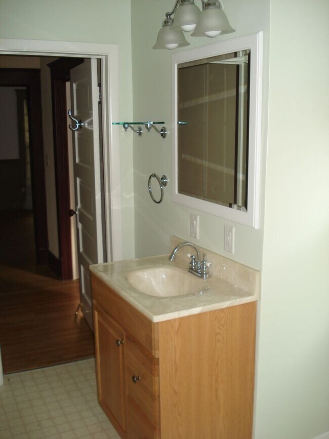 Building Photo - Walking Distance to St. Mary's Hospital and Downtown Rochester