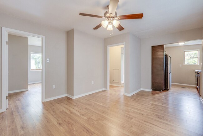 Building Photo - 1022 E Warrington Ave