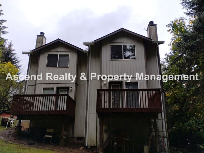 Building Photo - Price Reduced! Beautifully Updated 2 Level...