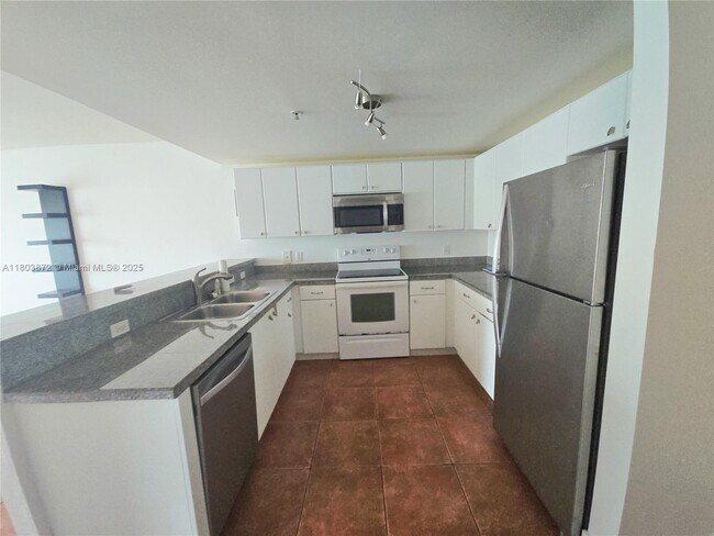 Building Photo - 2740 SW 28th Terrace