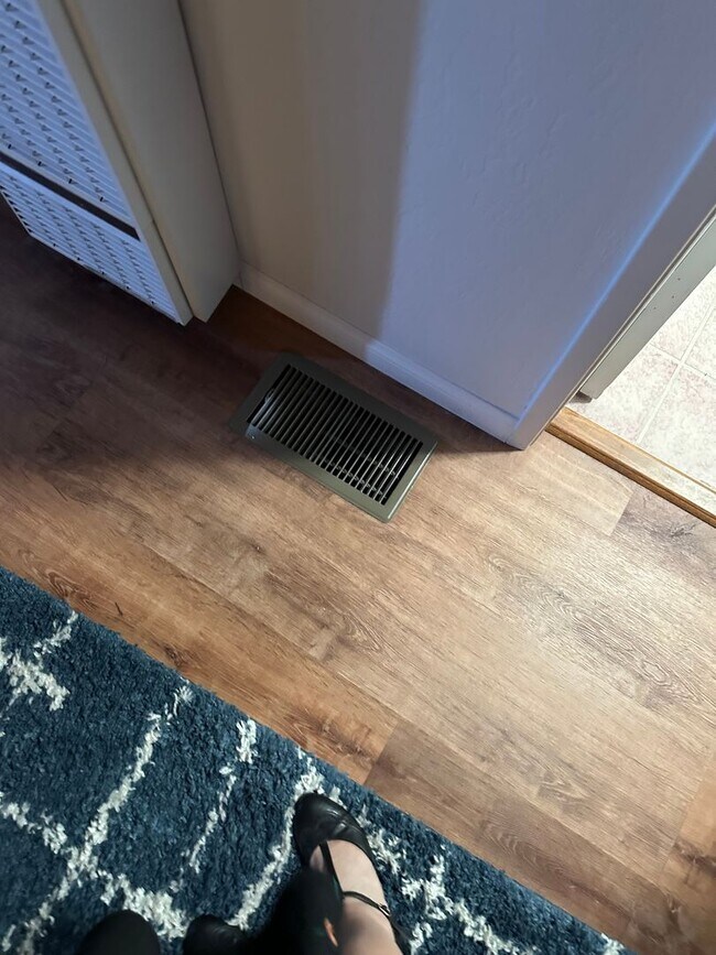 Building Photo - 2 bedroom 2bath with garage.