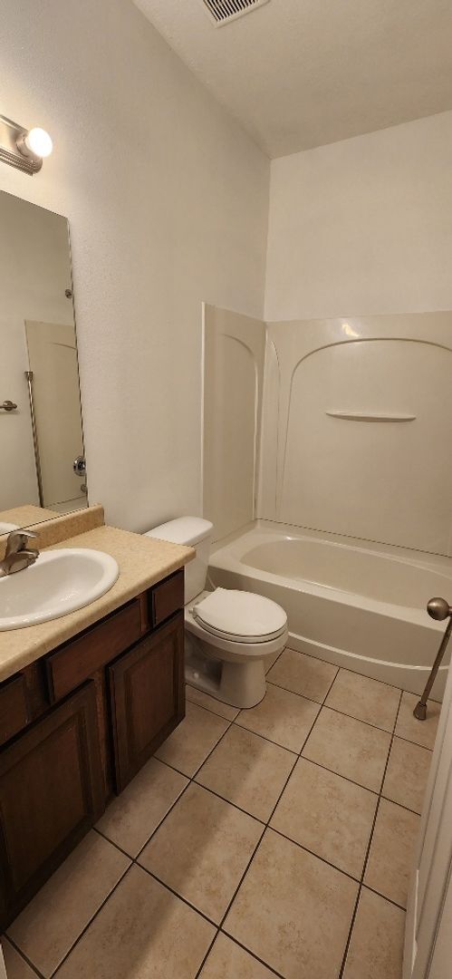 Building Photo - Beautiful 3 Bedroom Townhome in Pleasant G...