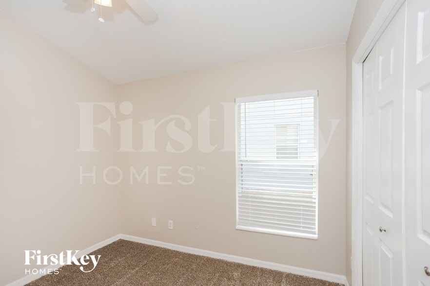 Building Photo - 15206 Searobbin Dr