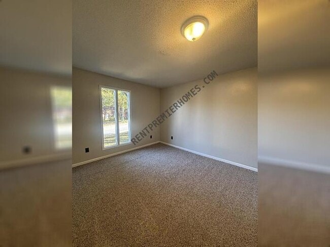 Building Photo - 1216 Green Mountain Dr