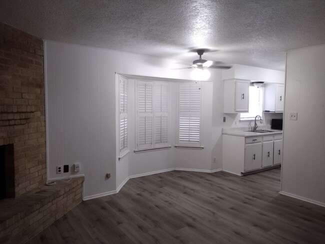 Building Photo - Leon Valley~ 3 bedroom~ Freshly Painted In...