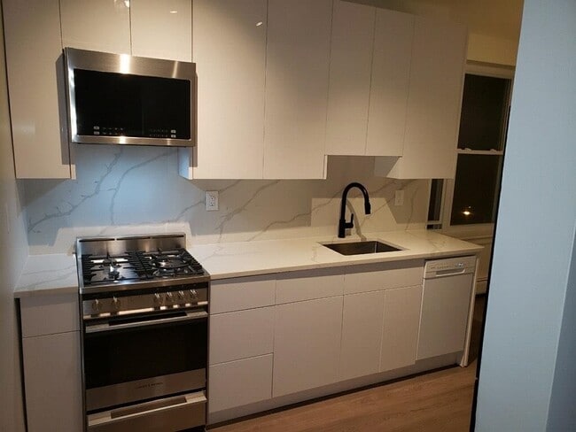 Building Photo - 135 Van Wagenen Ave