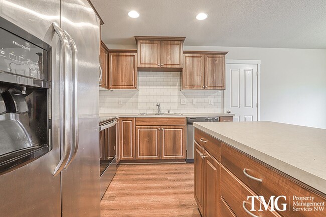 Building Photo - 3 Bedroom/2.5 Bath With Fenced Backyard, W/D Included, and AC!