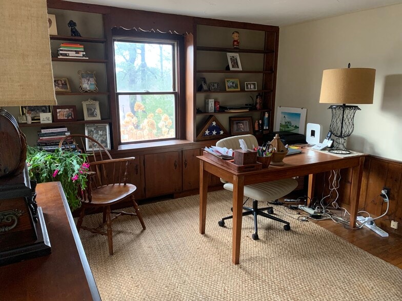 Building Photo - 4 Bound Brook Ln