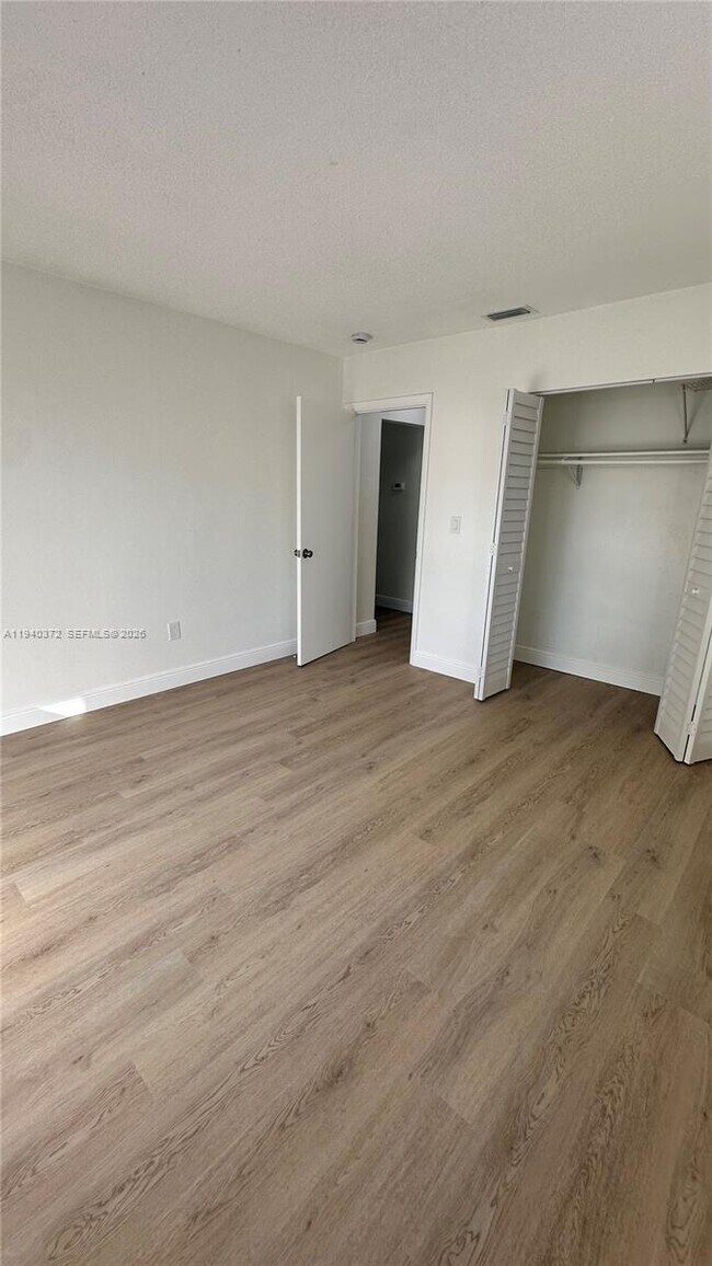 Building Photo - 6114 SW 31st St