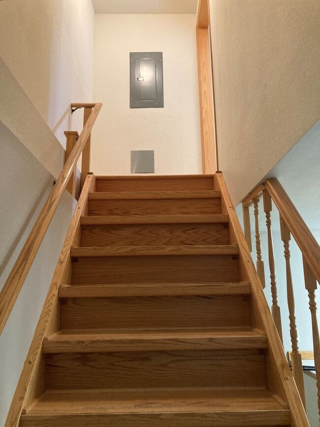 Building Photo - Spacious 4-Bedroom, 2-Bath Home with Daylight Basement, Large Yard & Two Fireplaces!.