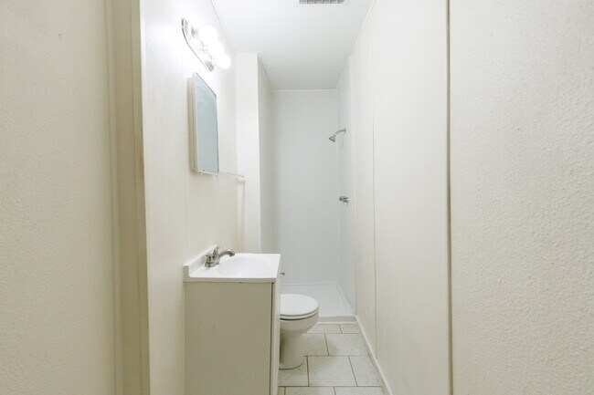 Building Photo - Spacious Backhouse Near Texas Tech, and Medical Centers!!