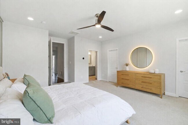 Building Photo - 4537 Plateau Dr