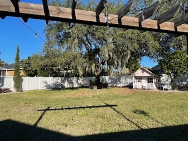 Building Photo - Carrollwood area , Andover Community , 3 Bedroom 2 Bath with beautiful Outdoor Living space. For ...