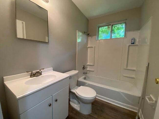 Building Photo - Lovely 2 Bed Duplex by Fisk - 5 Min From Downtown