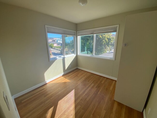 Building Photo - Modern Townhome with Gorgeous City Views – Prime Thousand Oaks Locati